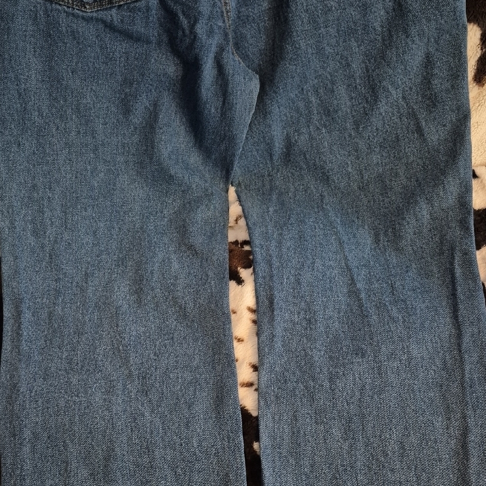 Blue MOUNTAIN, Classic Blue Relaxed Fit Jeans for Men. WAIST 40. - Picture 8 of 12
